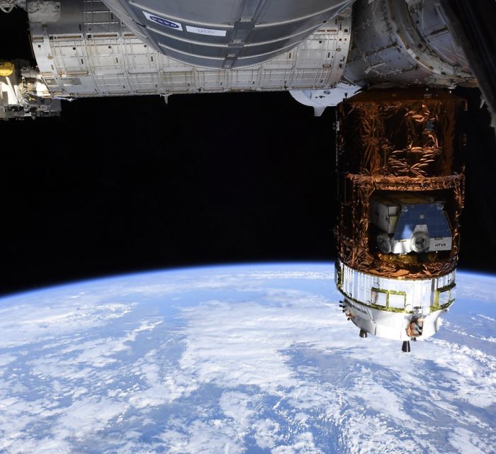 NASA Astronaut Goes Viral After Sharing Awe-Inspiring Pics Of The Boundary Between Night And Day On Earth NASA Astronaut Goes Viral After Sharing Awe-Inspiring Pics Of The Boundary Between Night And Day On Earth