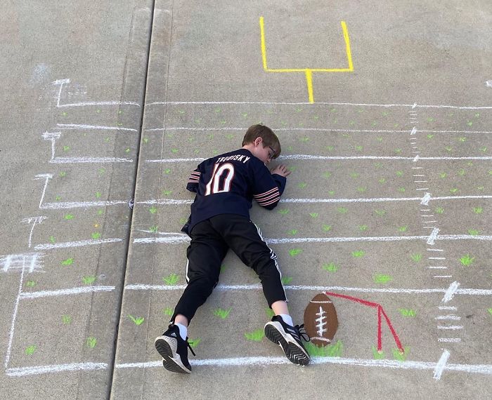 14-Year-Old-Daily-Chalk-Art-For-Her-Brother-So-He-Could-Travel