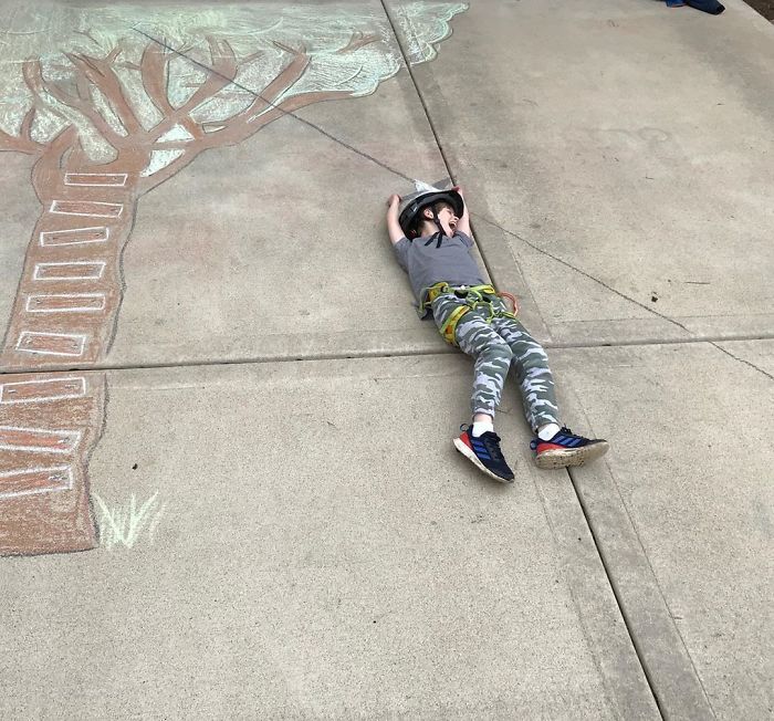 14-Year-Old-Daily-Chalk-Art-For-Her-Brother-So-He-Could-Travel