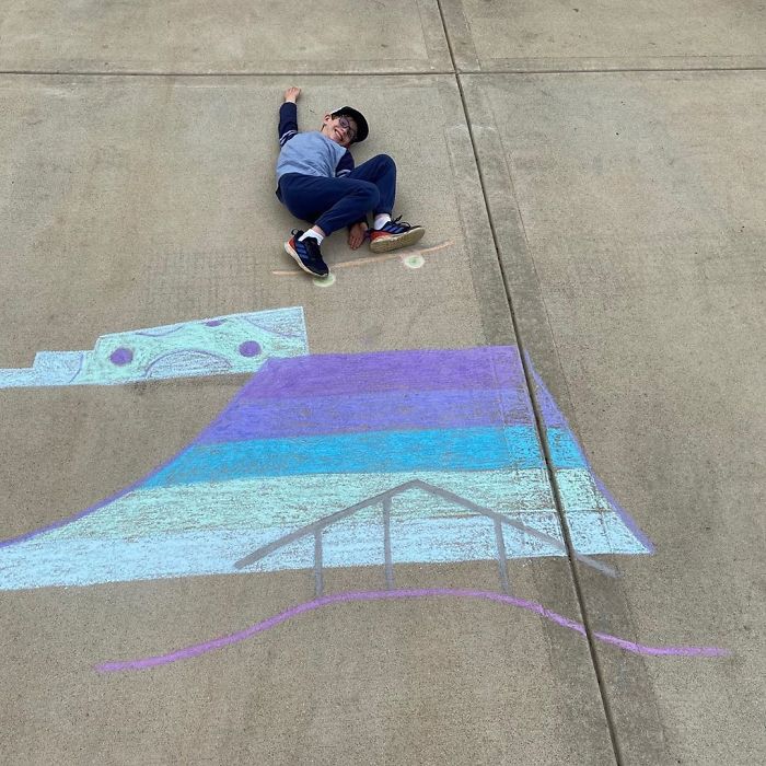 14-Year-Old-Daily-Chalk-Art-For-Her-Brother-So-He-Could-Travel