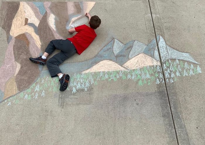 14-Year-Old-Daily-Chalk-Art-For-Her-Brother-So-He-Could-Travel