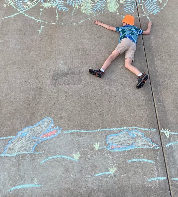 14-Year-Old-Daily-Chalk-Art-For-Her-Brother-So-He-Could-Travel