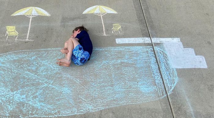 14-Year-Old-Daily-Chalk-Art-For-Her-Brother-So-He-Could-Travel