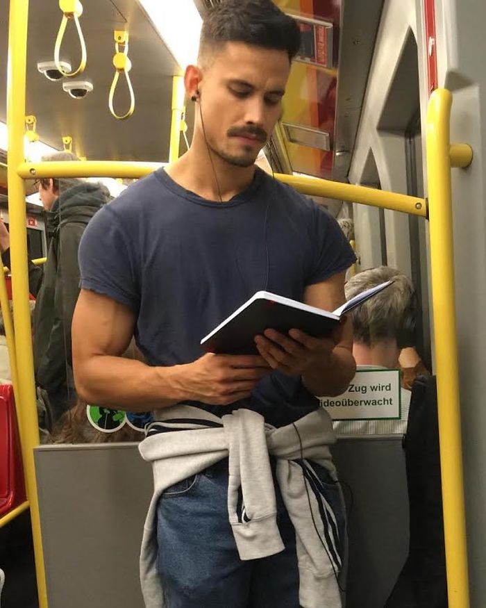 Instagram-Account-Shares-Hot-Dudes-Reading-Books