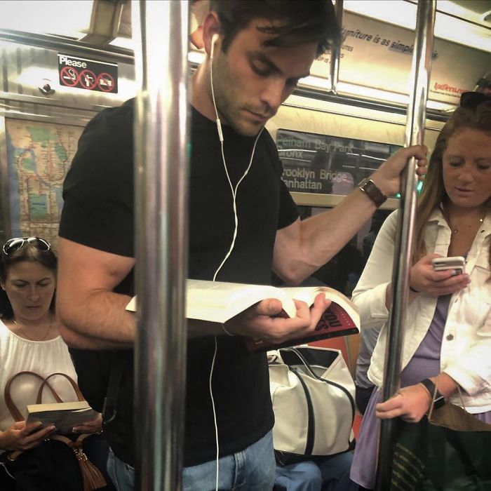 Instagram-Account-Shares-Hot-Dudes-Reading-Books