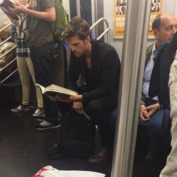 Instagram-Account-Shares-Hot-Dudes-Reading-Books