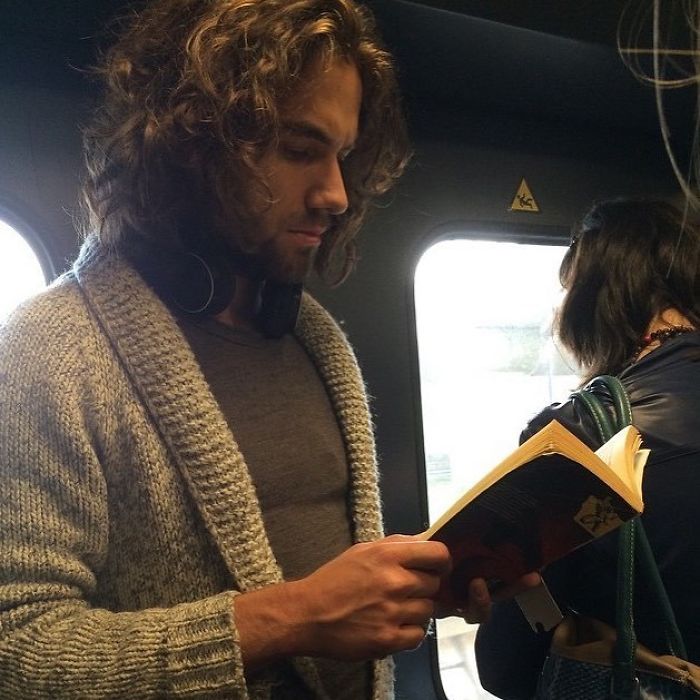 Instagram-Account-Shares-Hot-Dudes-Reading-Books