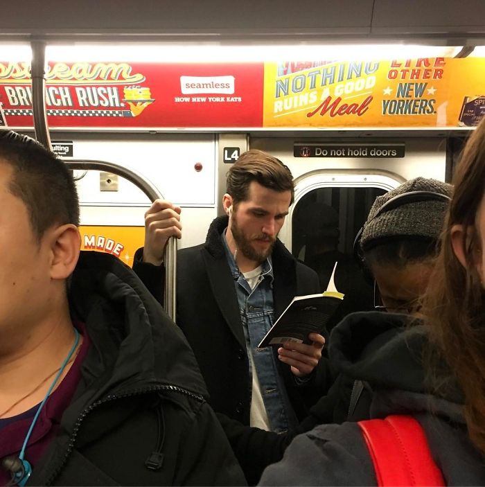 Instagram-Account-Shares-Hot-Dudes-Reading-Books