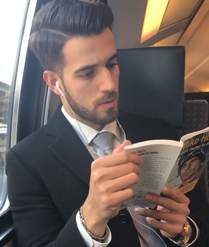 Instagram-Account-Shares-Hot-Dudes-Reading-Books