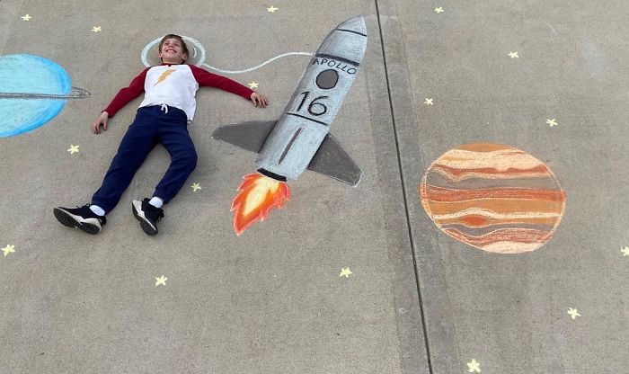 14-Year-Old-Daily-Chalk-Art-For-Her-Brother-So-He-Could-Travel