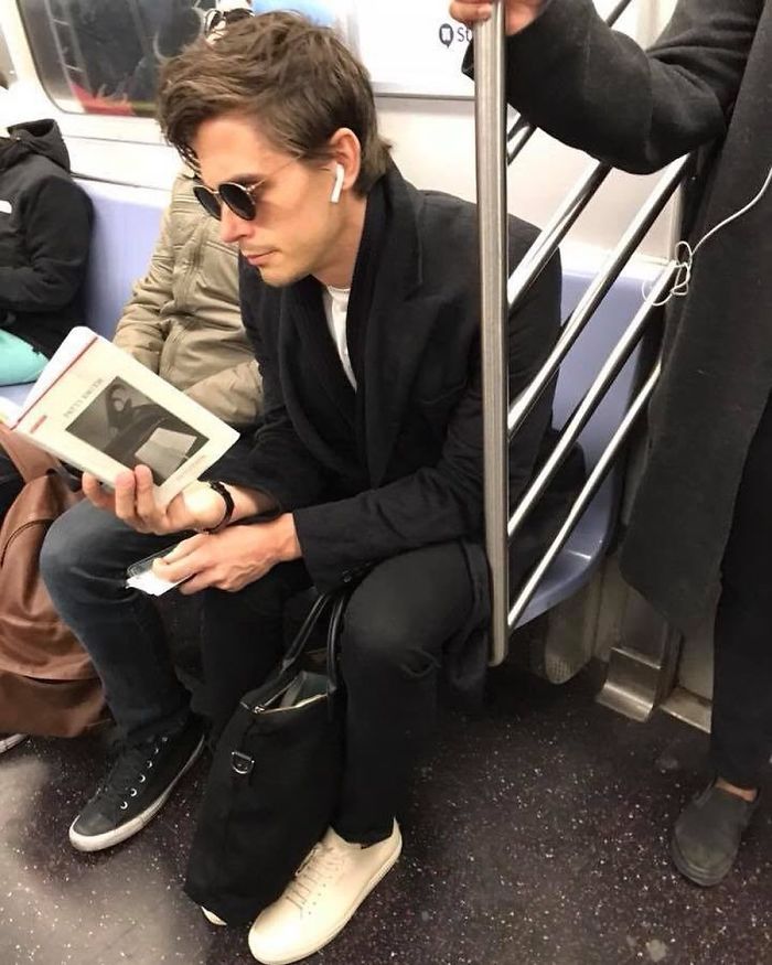 Instagram-Account-Shares-Hot-Dudes-Reading-Books
