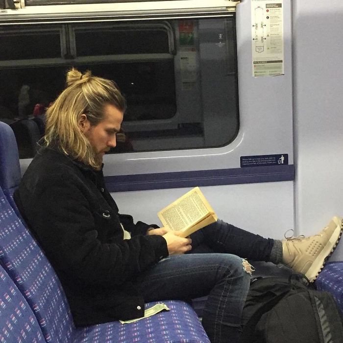 Instagram-Account-Shares-Hot-Dudes-Reading-Books