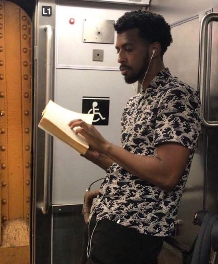 Instagram-Account-Shares-Hot-Dudes-Reading-Books