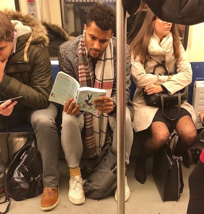 Instagram-Account-Shares-Hot-Dudes-Reading-Books