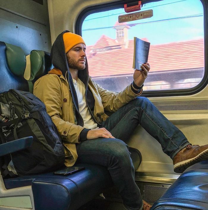 Instagram-Account-Shares-Hot-Dudes-Reading-Books