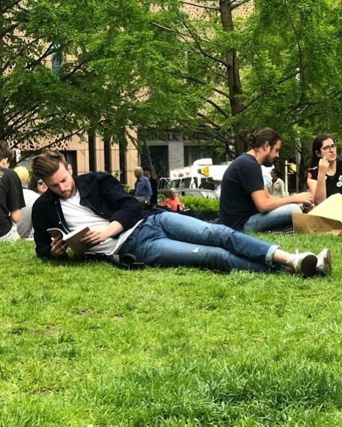 Instagram-Account-Shares-Hot-Dudes-Reading-Books