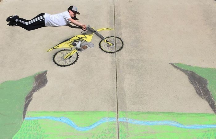 14-Year-Old-Daily-Chalk-Art-For-Her-Brother-So-He-Could-Travel