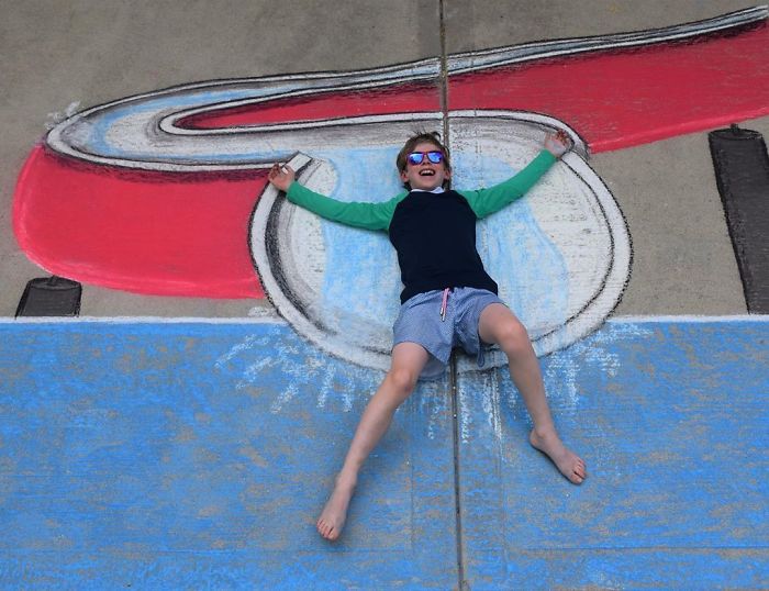 14-Year-Old-Daily-Chalk-Art-For-Her-Brother-So-He-Could-Travel