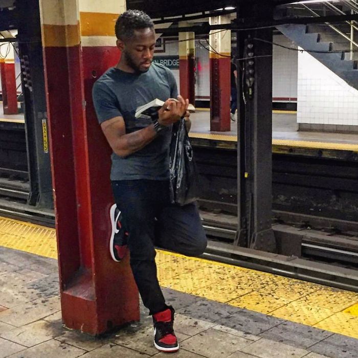Instagram-Account-Shares-Hot-Dudes-Reading-Books