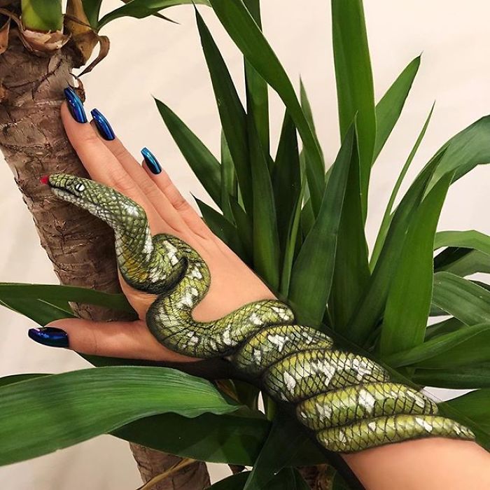 Chinese Artist Paints Food Impressively On Her Body