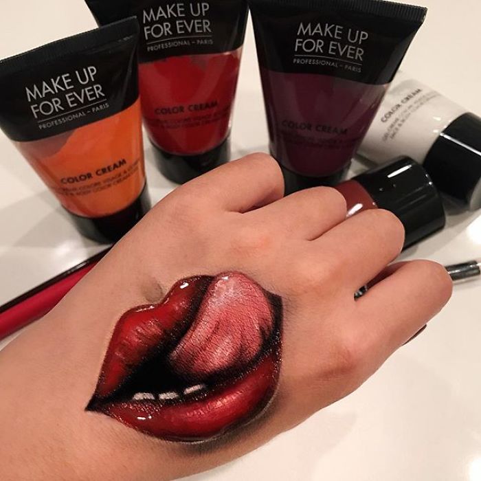 Chinese Artist Paints Food Impressively On Her Body