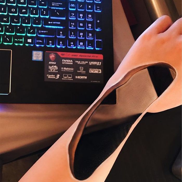 Chinese Artist Paints Food Impressively On Her Body