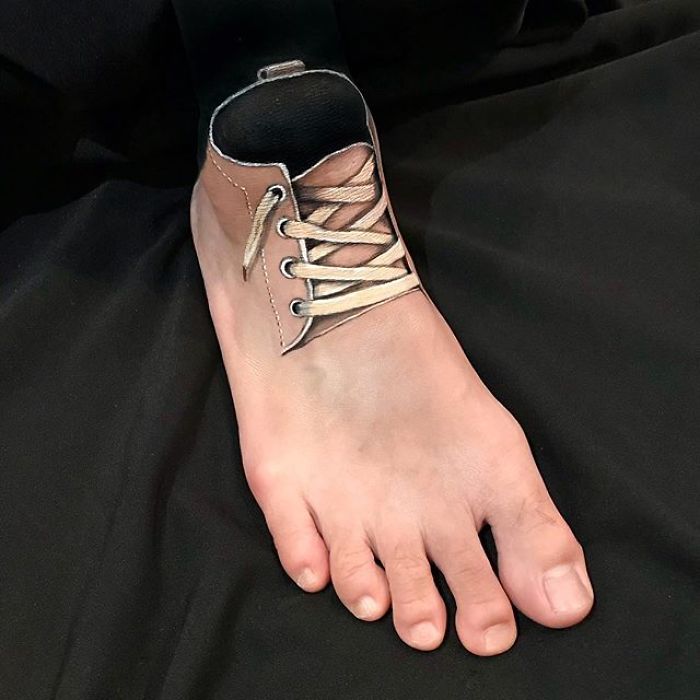 Chinese Artist Paints Food Impressively On Her Body