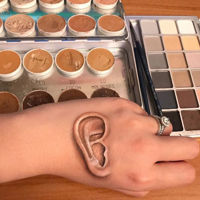 Chinese Artist Paints Food Impressively On Her Body