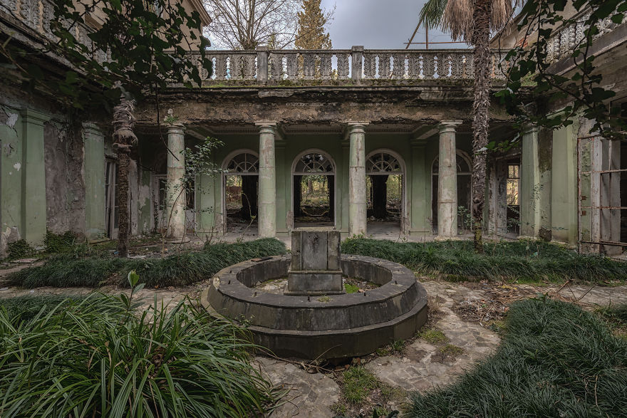 I Photographed This Amazing Abandoned Hotel