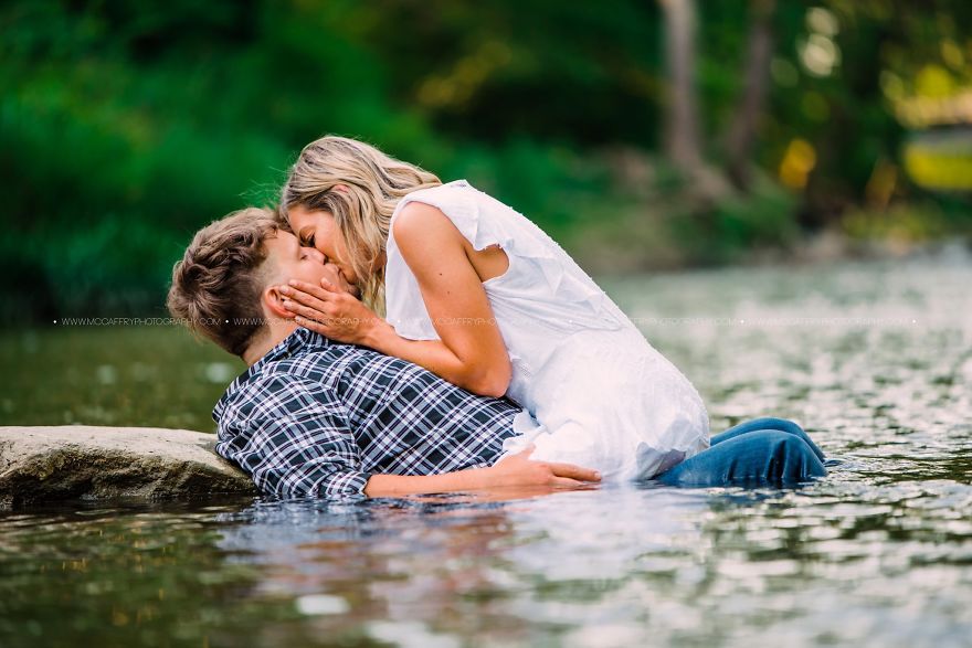 A Couple Who Had Just Met Gets Photographed On Their Blind Date, Goes Viral Because Of The Chemistry They Share A Couple Who Had Just Met Gets Photographed On Their Blind Date, Goes Viral Because Of The Chemistry They Share