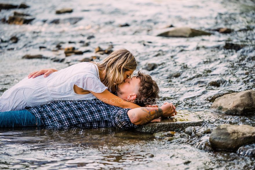 A Couple Who Had Just Met Gets Photographed On Their Blind Date, Goes Viral Because Of The Chemistry They Share A Couple Who Had Just Met Gets Photographed On Their Blind Date, Goes Viral Because Of The Chemistry They Share