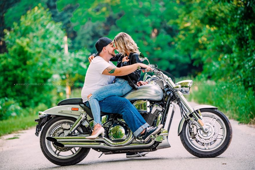 A Couple Who Had Just Met Gets Photographed On Their Blind Date, Goes Viral Because Of The Chemistry They Share A Couple Who Had Just Met Gets Photographed On Their Blind Date, Goes Viral Because Of The Chemistry They Share