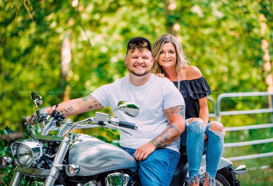 A Couple Who Had Just Met Gets Photographed On Their Blind Date, Goes Viral Because Of The Chemistry They Share A Couple Who Had Just Met Gets Photographed On Their Blind Date, Goes Viral Because Of The Chemistry They Share