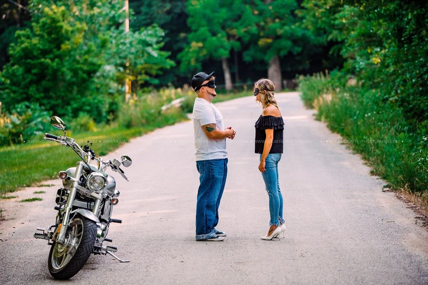A Couple Who Had Just Met Gets Photographed On Their Blind Date, Goes Viral Because Of The Chemistry They Share A Couple Who Had Just Met Gets Photographed On Their Blind Date, Goes Viral Because Of The Chemistry They Share