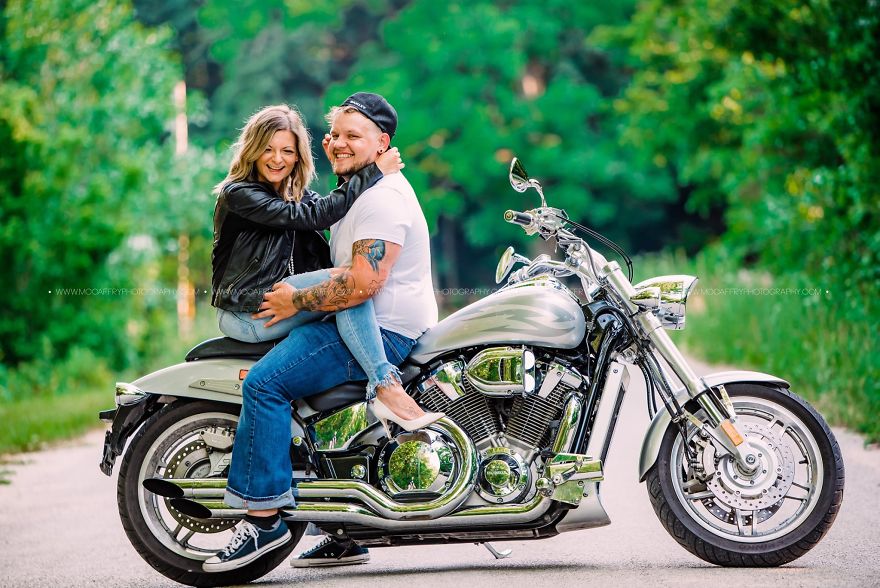 A Couple Who Had Just Met Gets Photographed On Their Blind Date, Goes Viral Because Of The Chemistry They Share A Couple Who Had Just Met Gets Photographed On Their Blind Date, Goes Viral Because Of The Chemistry They Share