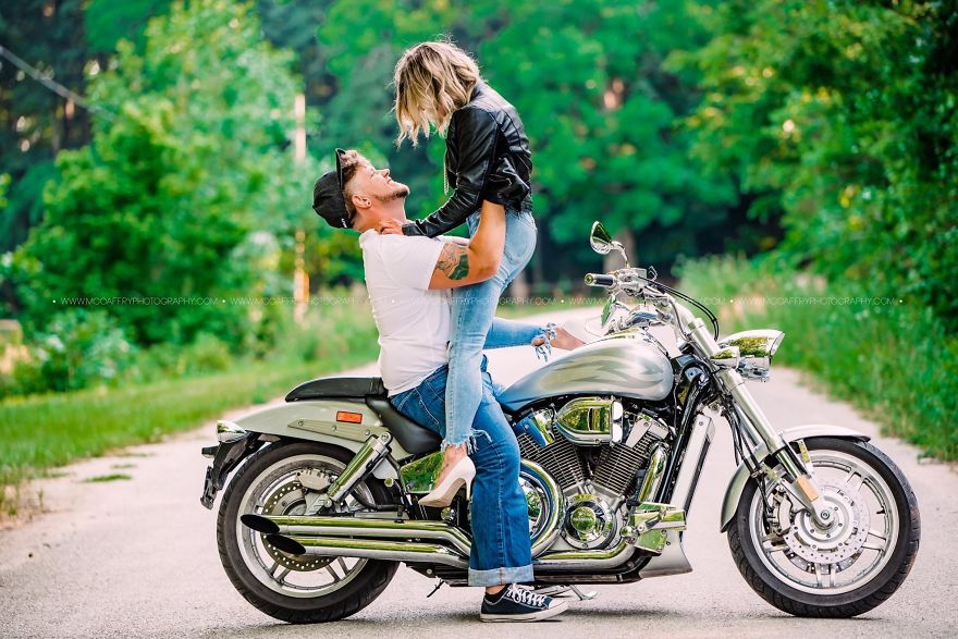 A Couple Who Had Just Met Gets Photographed On Their Blind Date, Goes Viral Because Of The Chemistry They Share A Couple Who Had Just Met Gets Photographed On Their Blind Date, Goes Viral Because Of The Chemistry They Share