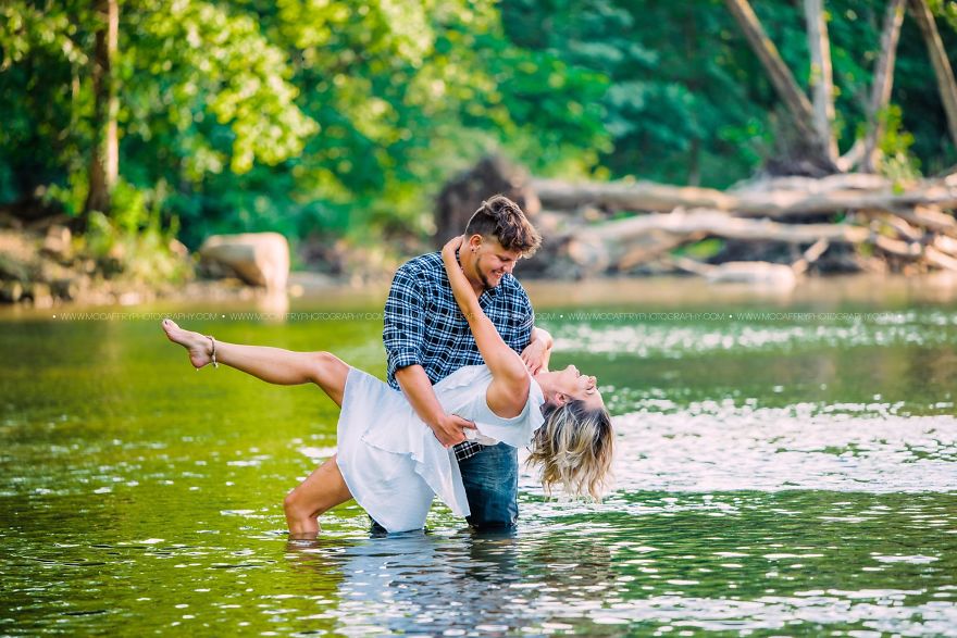 A Couple Who Had Just Met Gets Photographed On Their Blind Date, Goes Viral Because Of The Chemistry They Share A Couple Who Had Just Met Gets Photographed On Their Blind Date, Goes Viral Because Of The Chemistry They Share