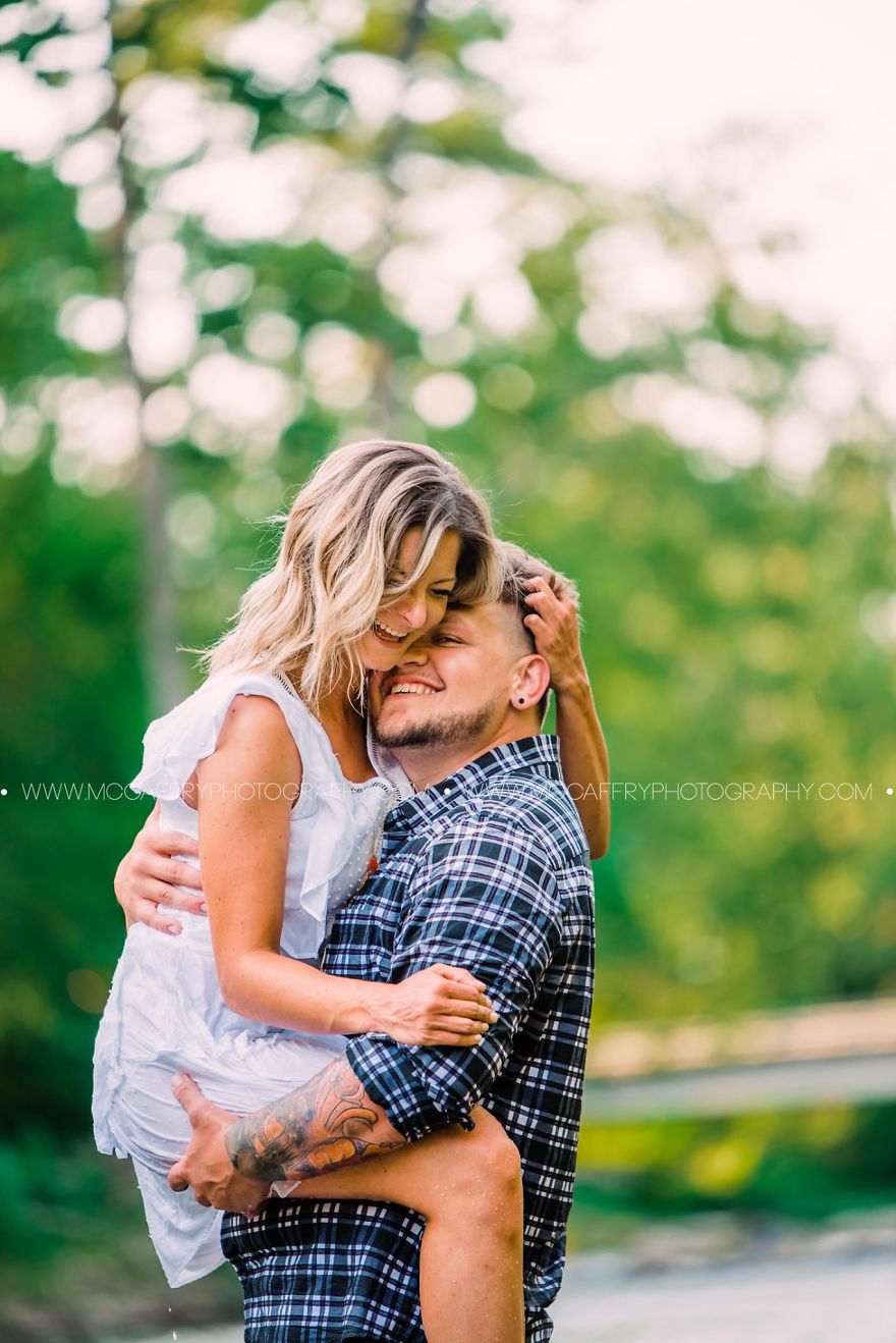 A Couple Who Had Just Met Gets Photographed On Their Blind Date, Goes Viral Because Of The Chemistry They Share A Couple Who Had Just Met Gets Photographed On Their Blind Date, Goes Viral Because Of The Chemistry They Share