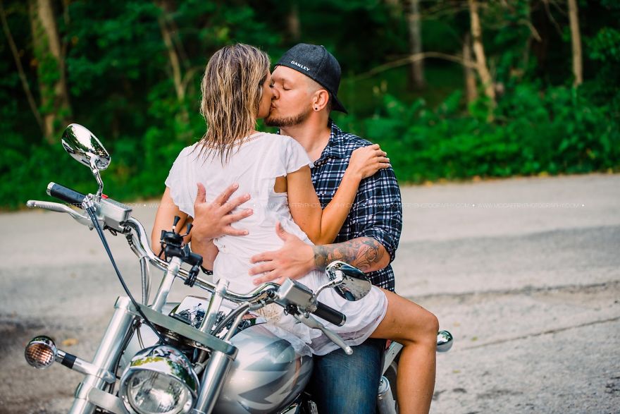 A Couple Who Had Just Met Gets Photographed On Their Blind Date, Goes Viral Because Of The Chemistry They Share A Couple Who Had Just Met Gets Photographed On Their Blind Date, Goes Viral Because Of The Chemistry They Share