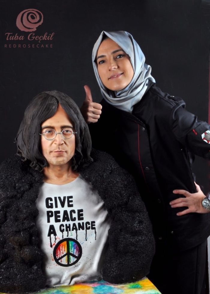 Woman Makes Hyper-Realistic Cakes That Look More Like Works Of Art