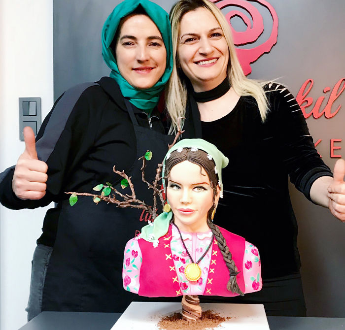 Woman Makes Hyper-Realistic Cakes That Look More Like Works Of Art