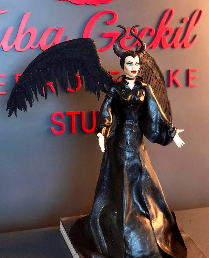 Woman Makes Hyper-Realistic Cakes That Look More Like Works Of Art