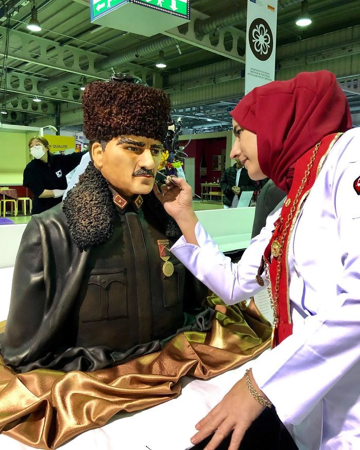 Woman Makes Hyper-Realistic Cakes That Look More Like Works Of Art