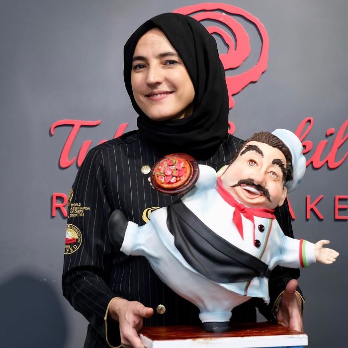 Woman Makes Hyper-Realistic Cakes That Look More Like Works Of Art