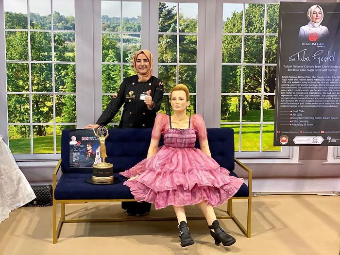 Woman Makes Hyper-Realistic Cakes That Look More Like Works Of Art