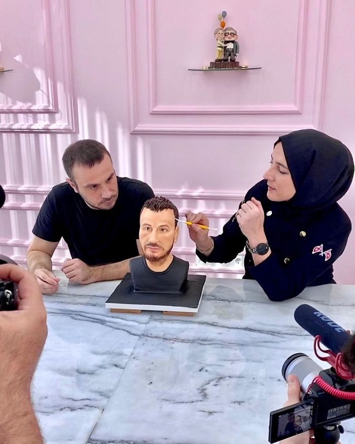 Woman Makes Hyper-Realistic Cakes That Look More Like Works Of Art