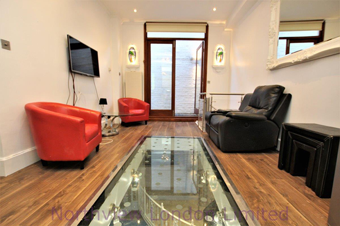 People Think That This 2-Bedroom, $1.5M Apartment In London With An Indoor Pool Is An Architectural Disaster