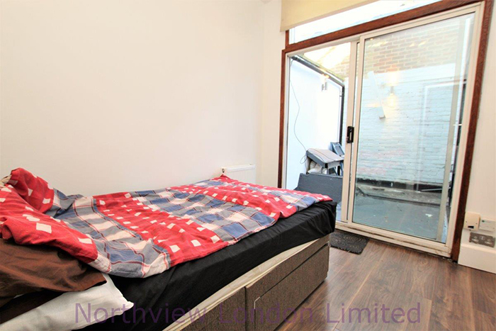 People Think That This 2-Bedroom, $1.5M Apartment In London With An Indoor Pool Is An Architectural Disaster People Think That This 2-Bedroom, $1.5M Apartment In London With An Indoor Pool Is An Architectural Disaster