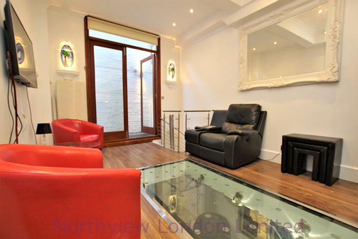 People Think That This 2-Bedroom, $1.5M Apartment In London With An Indoor Pool Is An Architectural Disaster