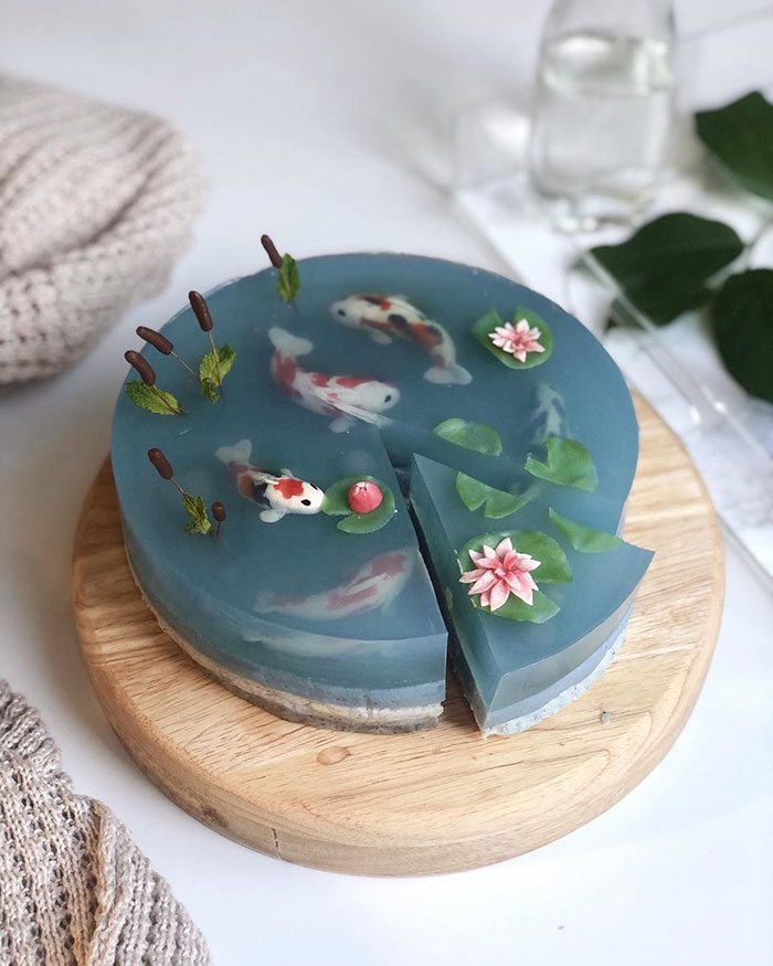 Woman Bakes Gorgeous Transparent Cake That Looks Like A Koi Pond Woman Bakes Gorgeous Transparent Cake That Looks Like A Koi Pond